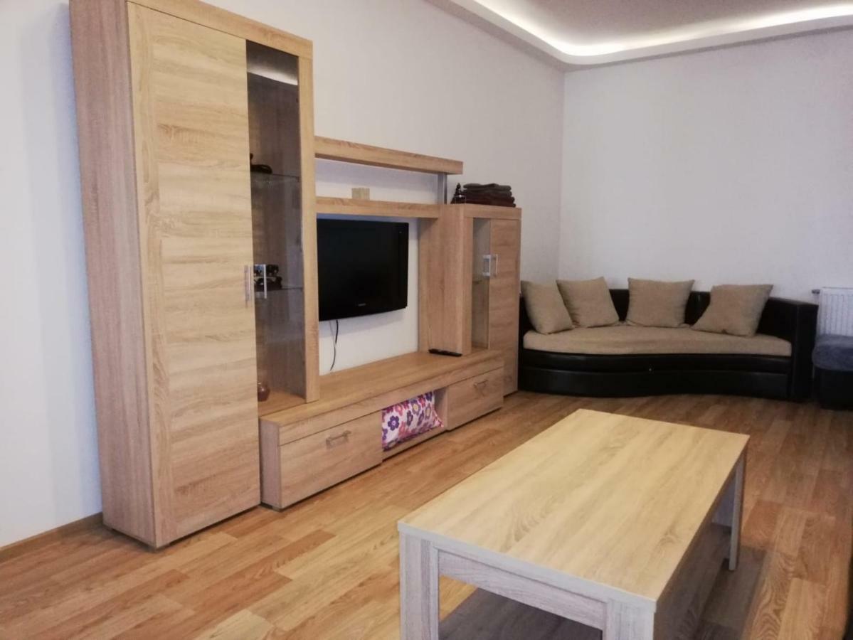 Apartment Coresi Isaran 35